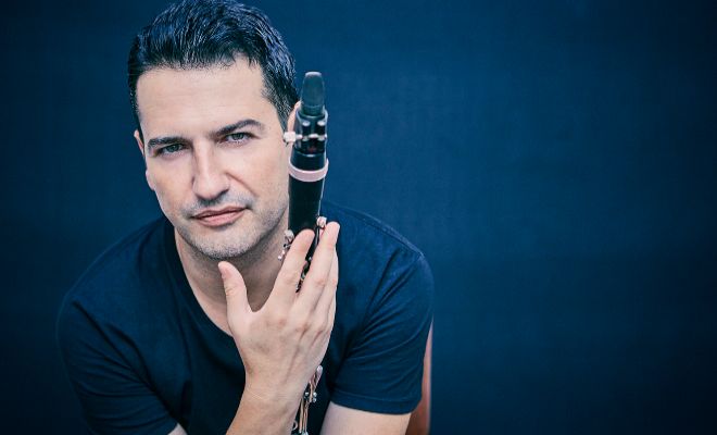 Montaño conducts Ives, Vaughan Williams, Mozart, and Schindelmeisser in a tribute concert to clarinetist José María Santandreu
