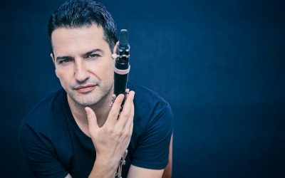 Montaño conducts Ives, Vaughan Williams, Mozart, and Schindelmeisser in a tribute concert to clarinetist José María Santandreu